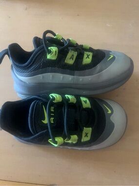 Nike Kids Black and Neon Green air max size 5 toddler